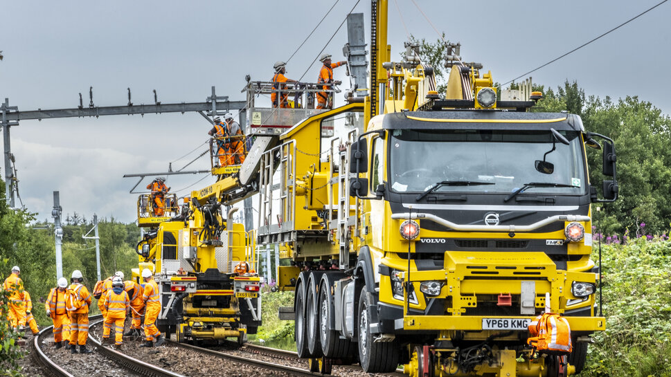 Montagearbeiten an der Oberleitung Montagearbeiten an der Oberleitung