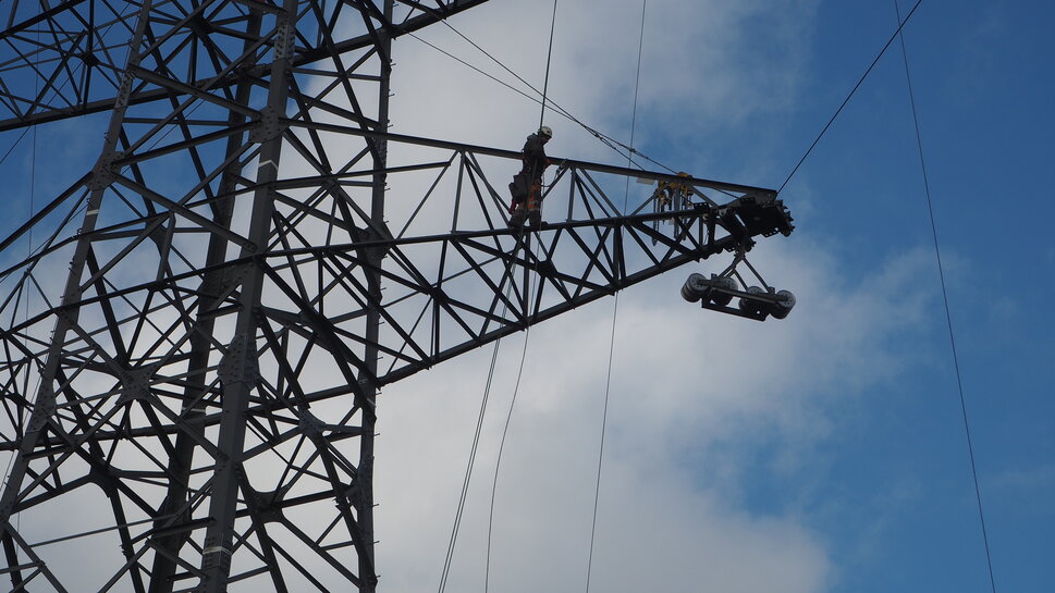 Montagearbeiten am Freileitungsmast Montagearbeiten am Freileitungsmast