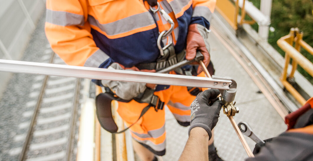 Montagearbeiten an der Oberleitung Montagearbeiten an der Oberleitung