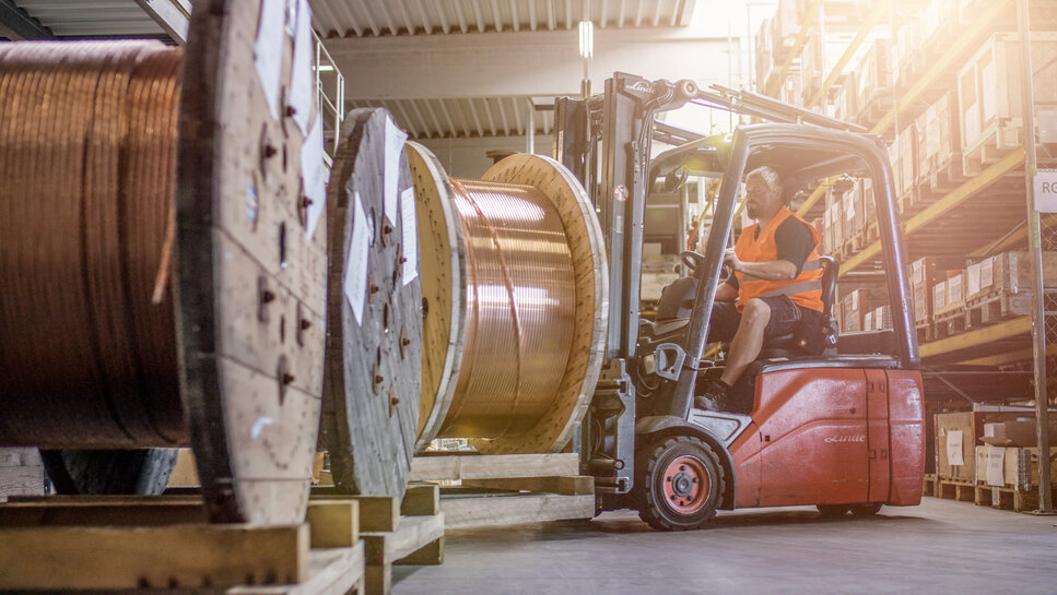 Vorbereitungsarbeiten im Hochregallager Vorbereitungsarbeiten im Hochregallager