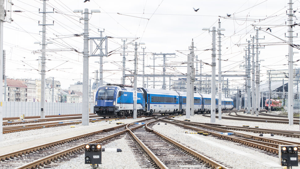 Hauptbahnhof in Wien Züge am Hauptbahnhof - die Bahn, eines der umweltfreundlichsten Verkehrsmittel