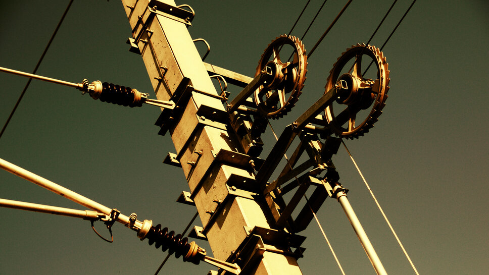 Oberleitungsmast - Radspanner, Isolator Nahaufnahme eines Oberleitungsmasts mit Radspanner