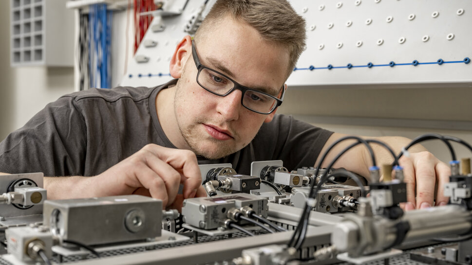 Metalltechniker Ein Metalltechniker in Ausbildung