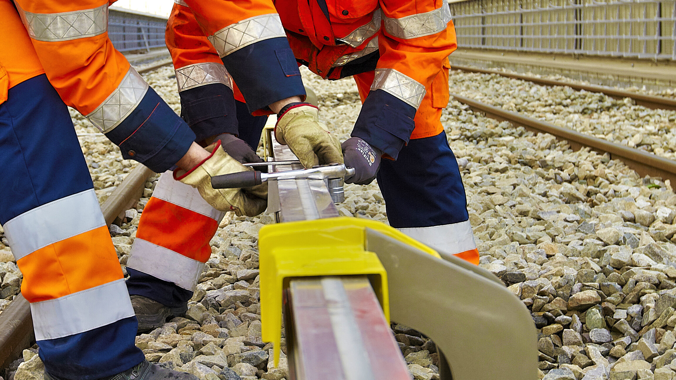Installation work on a conductor rail Installation work on a conductor rail