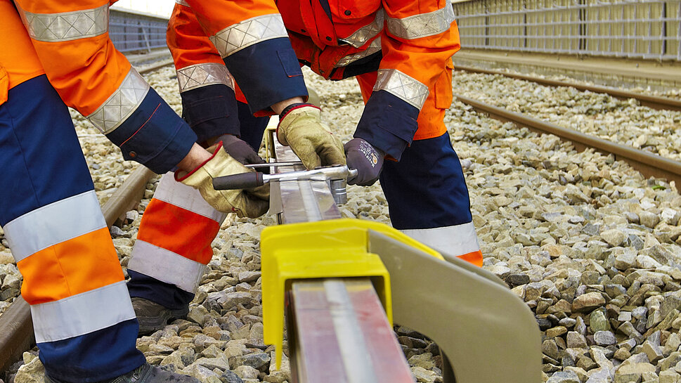 Installation work on a conductor rail Installation work on a conductor rail